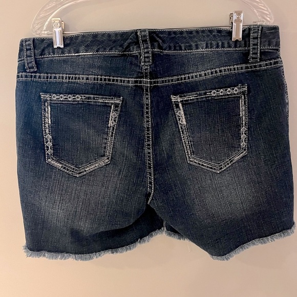 Rue21 Women's Dark Denim Frayed Shorts 15/16 Curvy - Picture 2 of 5